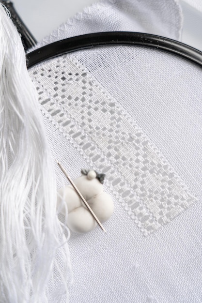 haftowany wzór na tkaninie